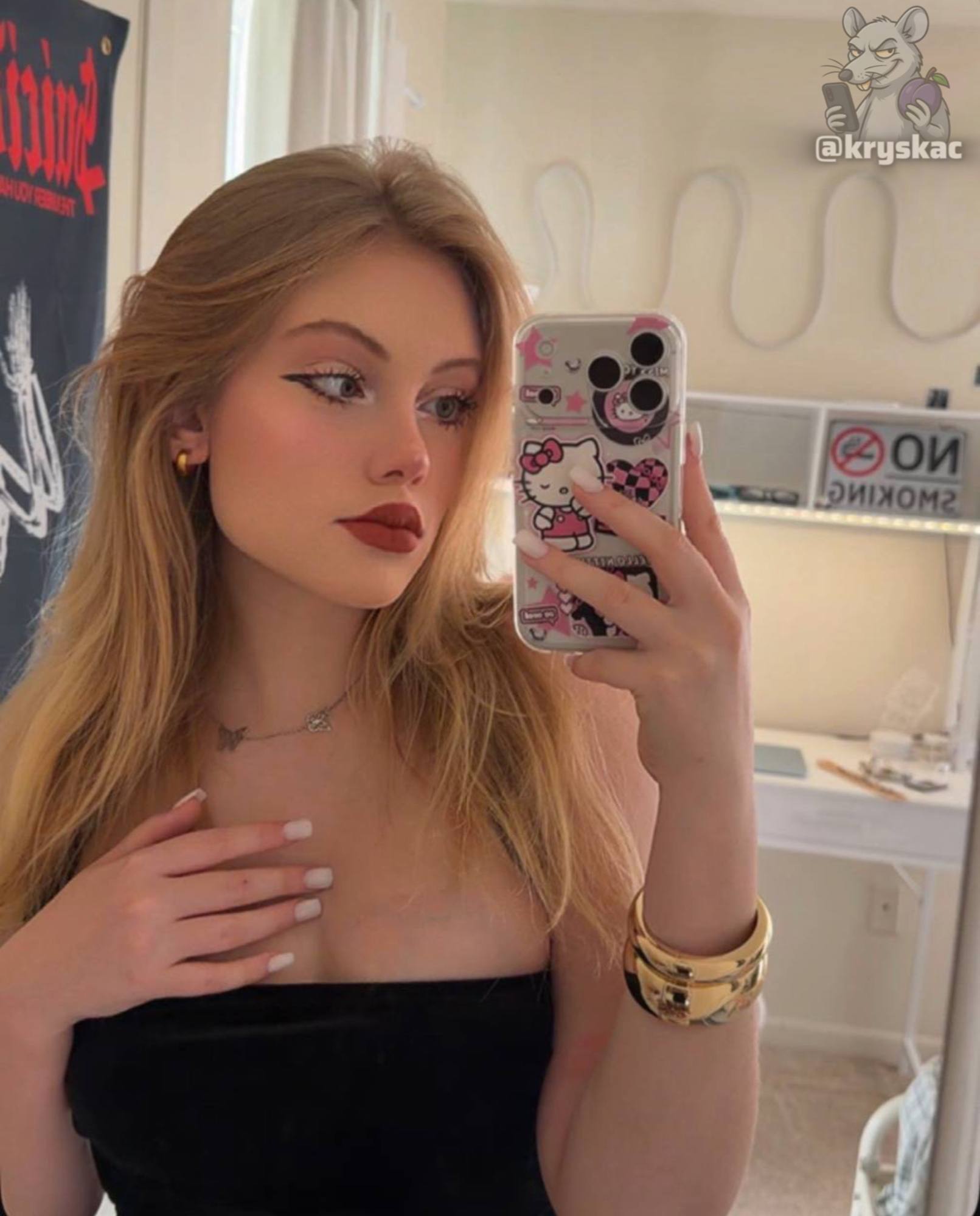 В Америке на жизнь бабок не хватает, вот и наяривает вареник на камеру 😂. 